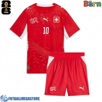 Fotballdrakt Barn Sveits Granit Xhaka #10 Hjemmedraktsett VM 2026 Kortermet (+ Korte bukser)